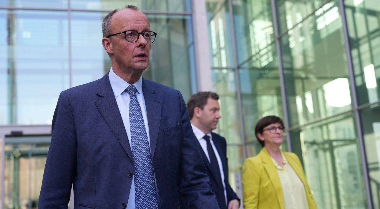 Erpressbarer CDU-Chef: Friedrich Merz (links). In Hintergrund Lars Klingbeil und Saskia Esken von der SPD. Bild: Keystone