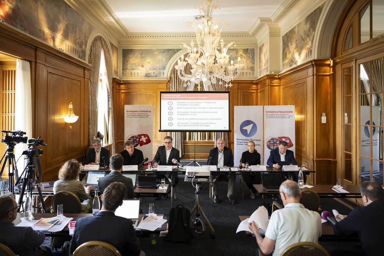 Das Komitee der Kompass-Initiative präsentierte in Bern seine Argumente. Bild: Keystone