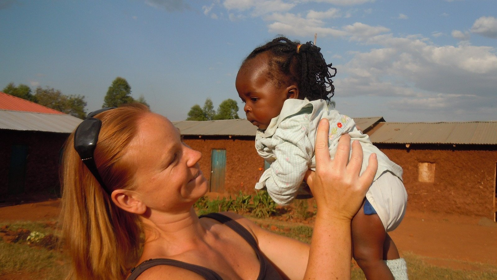 Eine Vision wird Wirklichkeit: Agnes Ellis, Co-Gründerin von School4Life, engagiert sich für die Menschen in Kenia. Bild: ZVg