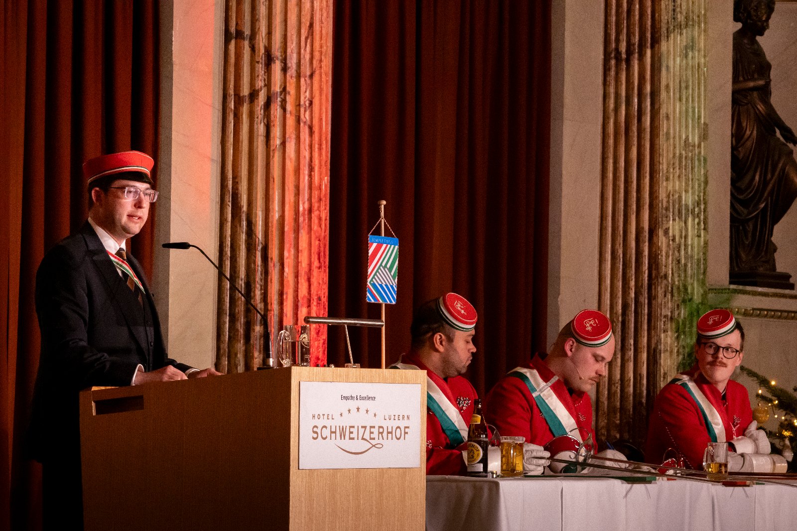 Der Engelberger Talammann Mike Bacher hält die Festrede am Neujahrskommers des Schweizerischen Studentenvereins. Bild: Morgane Baumgarten