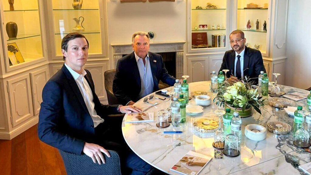 Jared Kushner und Steve Witkoff mit dem omanischen Aussenminister in Genf. Sechs Stunden für die Katz. Bild: Keystone