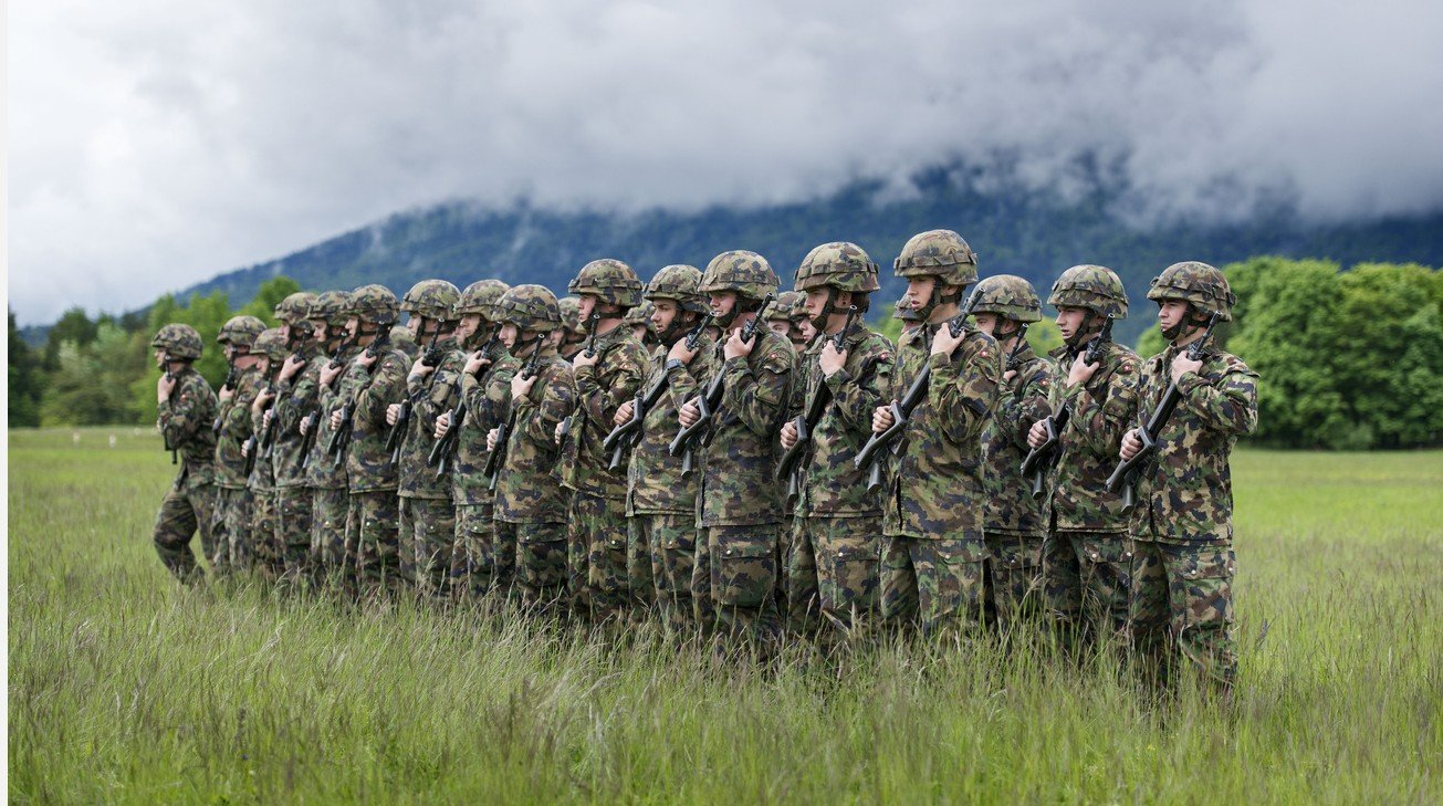 Was man den Fusstruppen primär beibringen muss, ist stumpfer Gehorsam:  Infanterie-Zug. Bild: Keystone