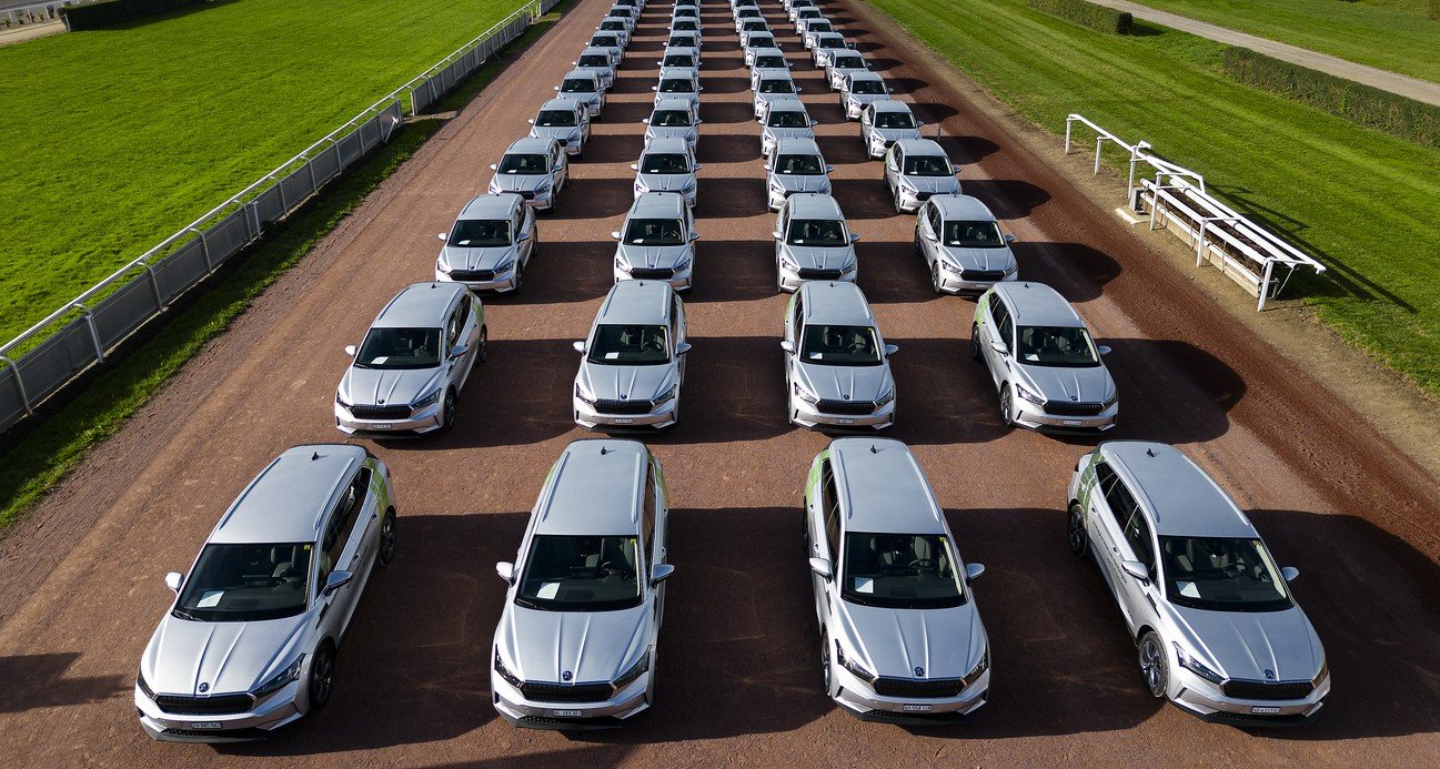 Die Schweizer Automobilwirtschaft verkauft heute rund ein Viertel weniger Fahrzeuge als noch bis 2019. Bild: Skoda-Modelle in Avenches. Bild: Keystone