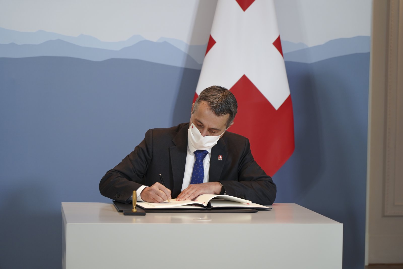 Bundesrat Ignazio Cassis beim Unterschreiben eines Vertrags. Bild: EDA