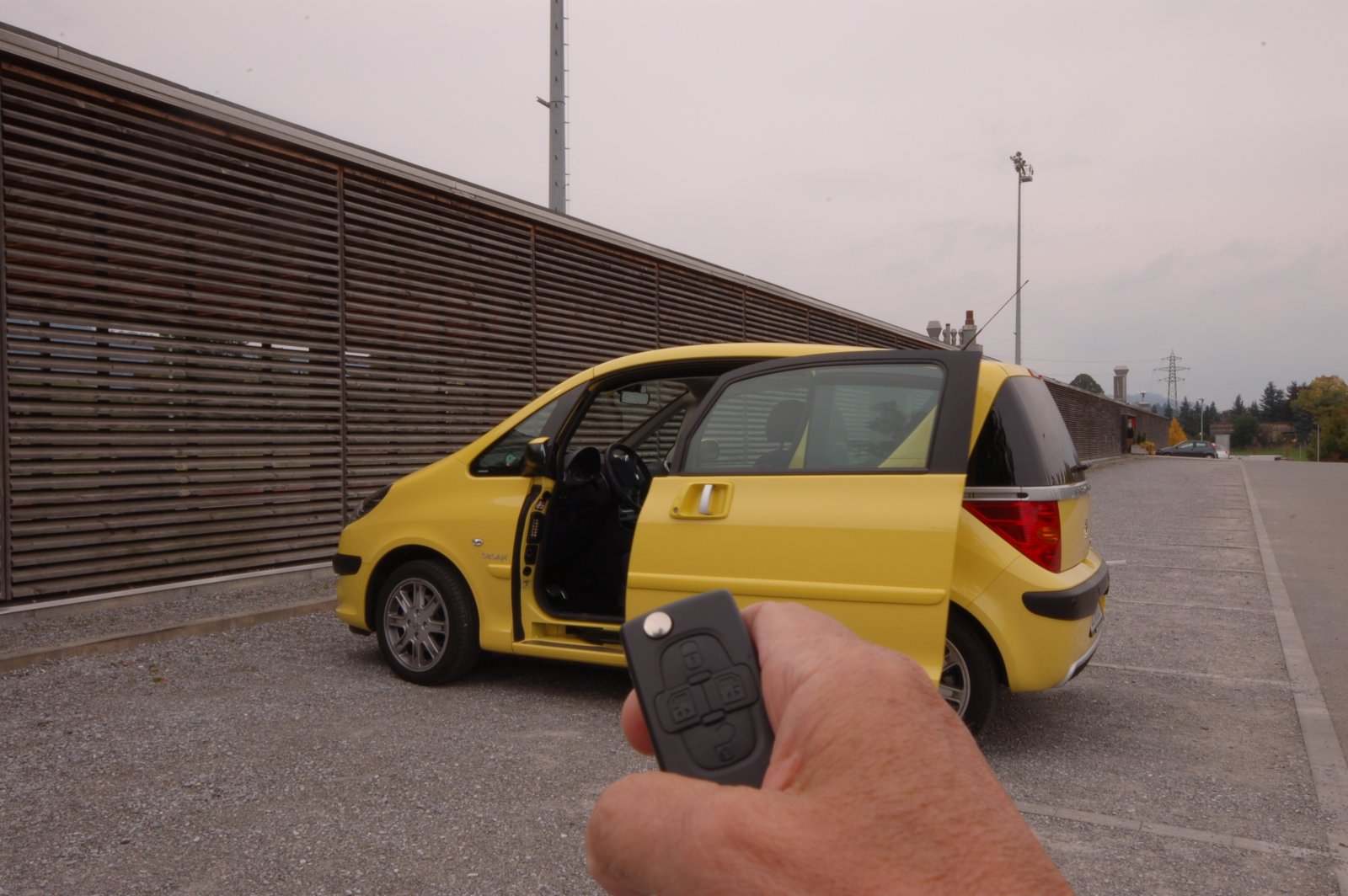 Sesam öffne dich: Peugeot 1007 mit Schiebetüren, die Doppelnummer wird nun mit 
2008, 3008 und 5008 fortgeführt.