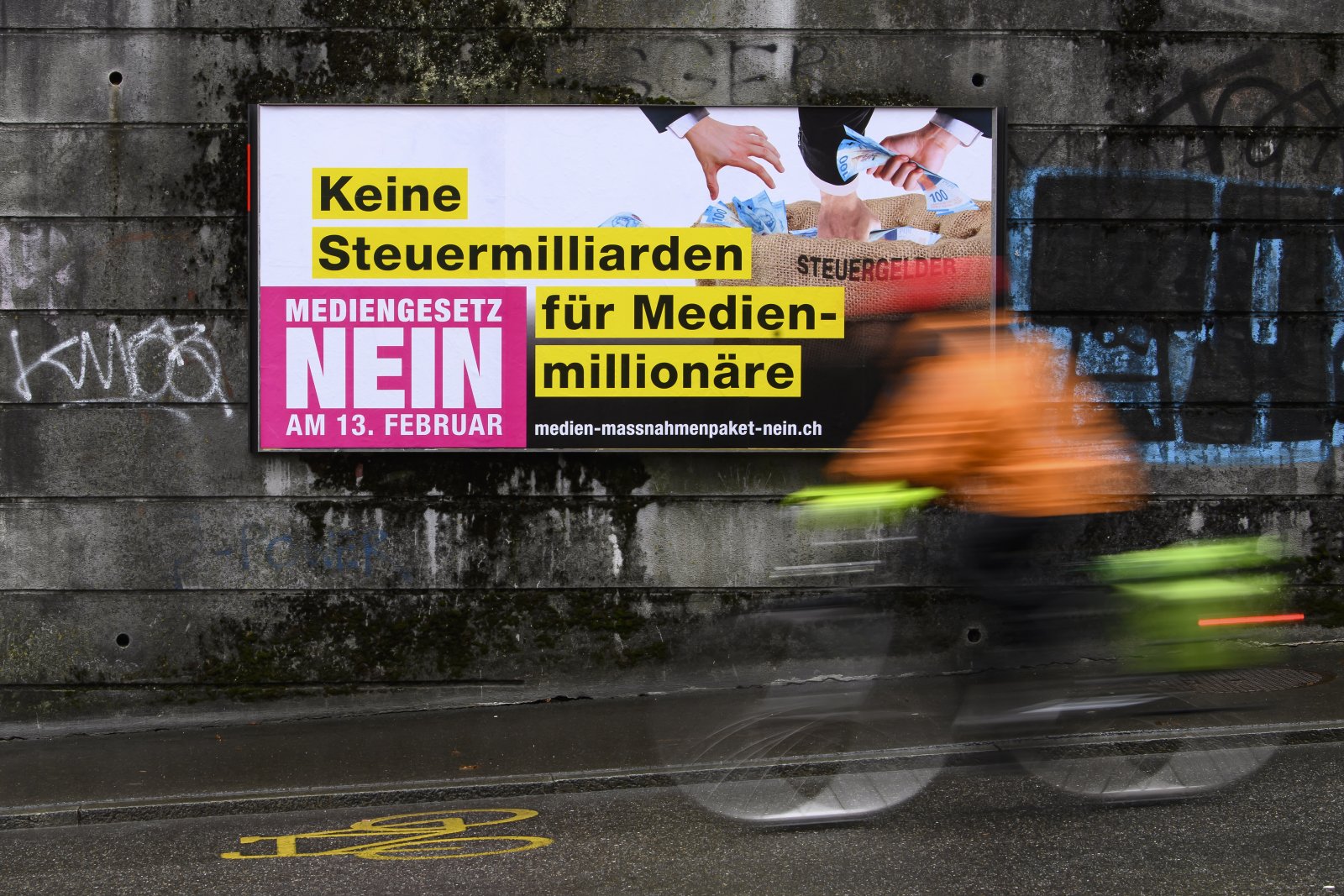 Nun betteln sie wieder: Weniger als ein Jahr nach dem deutlichen Nein des Stimmvolks zum Mediengesetz nimmt Bundesbern einen neuen Anlauf für einen Ausbau der staatlichen Medienförderung. (Bild: Keystone SDA)