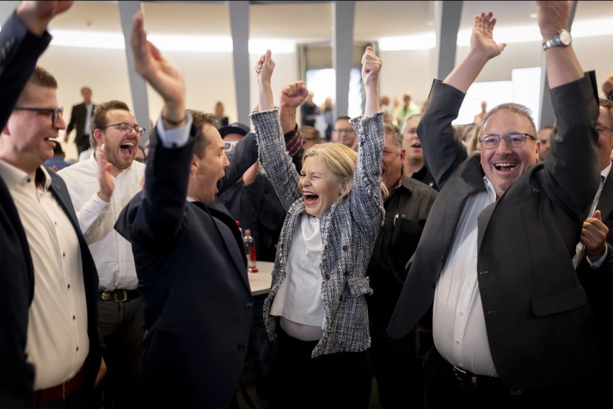 Die SVP im Triumph. Bild: Keystone