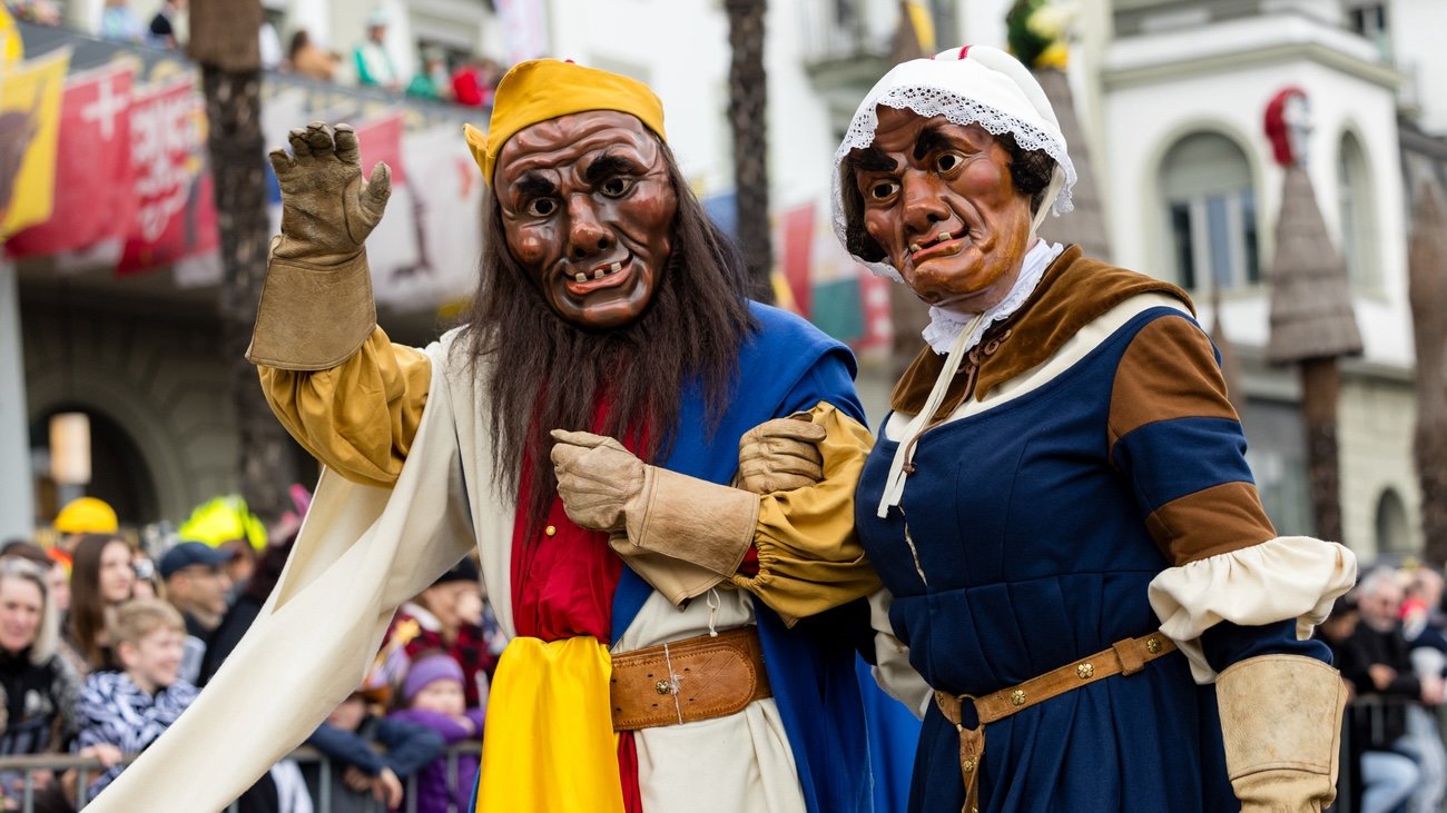 Das Ehepaar Fritschi am gestrigen Fritschi-Umzug in Luzern. Bild Keystone