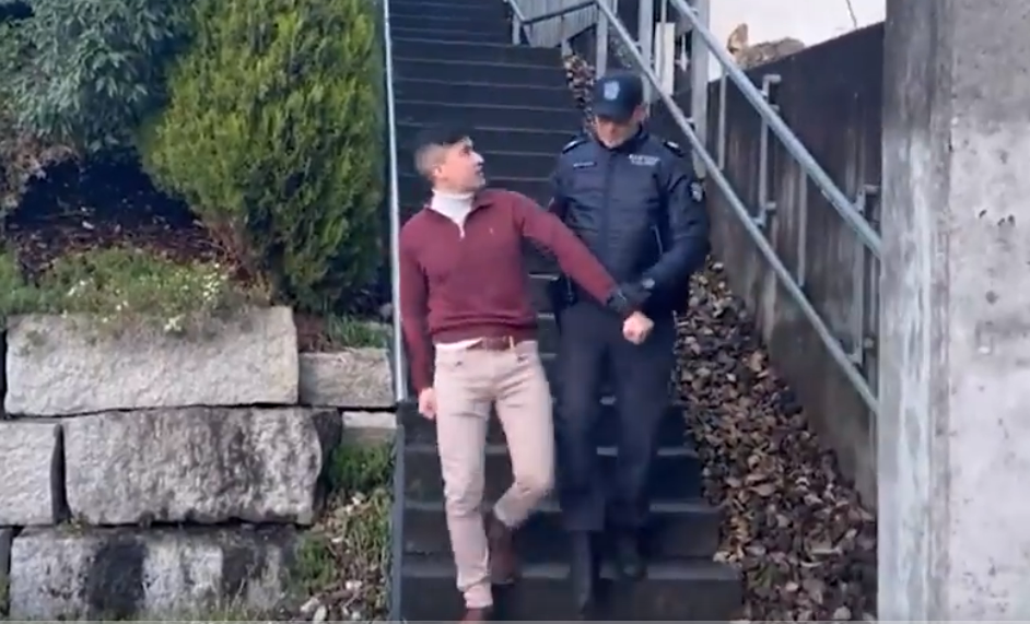 «Ist das legal?»: Abführung von Martin Sellner durch die Polizei am letzten Samstag. Bild: Telezüri