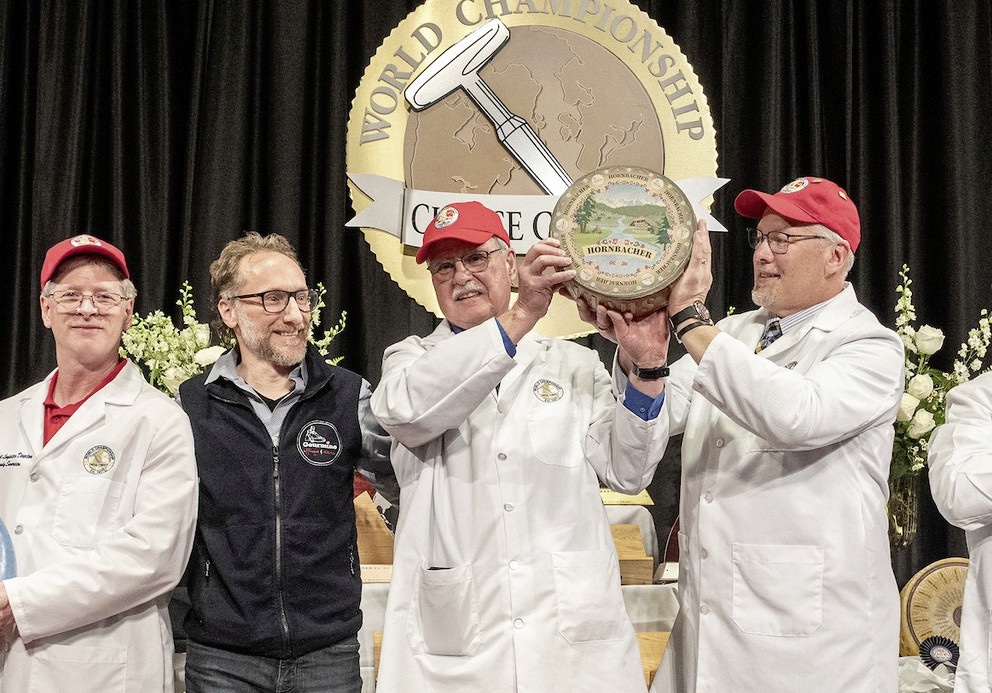 Die Jury präsentiert den Siegerkäse in Wisconsin. Bild: Screenshot Facebook