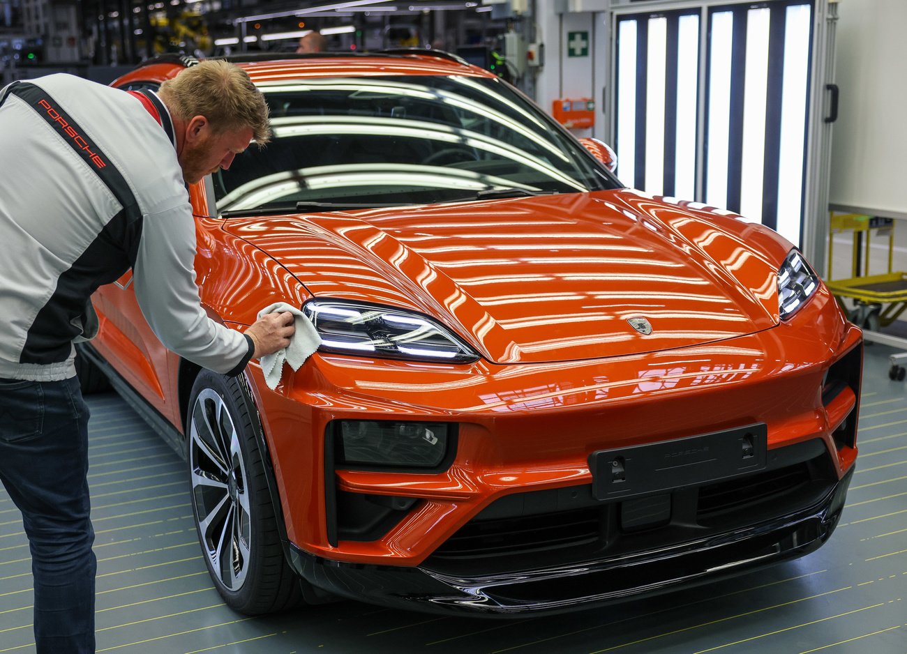 Erst nach vielen Jahren klimaschonend: Start der Produktion von E-Fahrzeugen bei Porsche in Leipzig, Mai 2024. Bild: Keystone