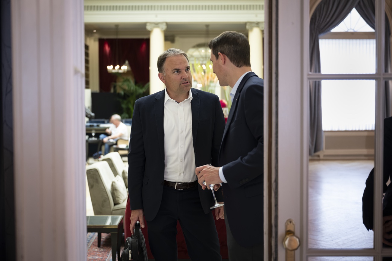 Marcel Dettling (SVP) und Thierry Burkart (FDP) im Gespräch. Bild: Keystone