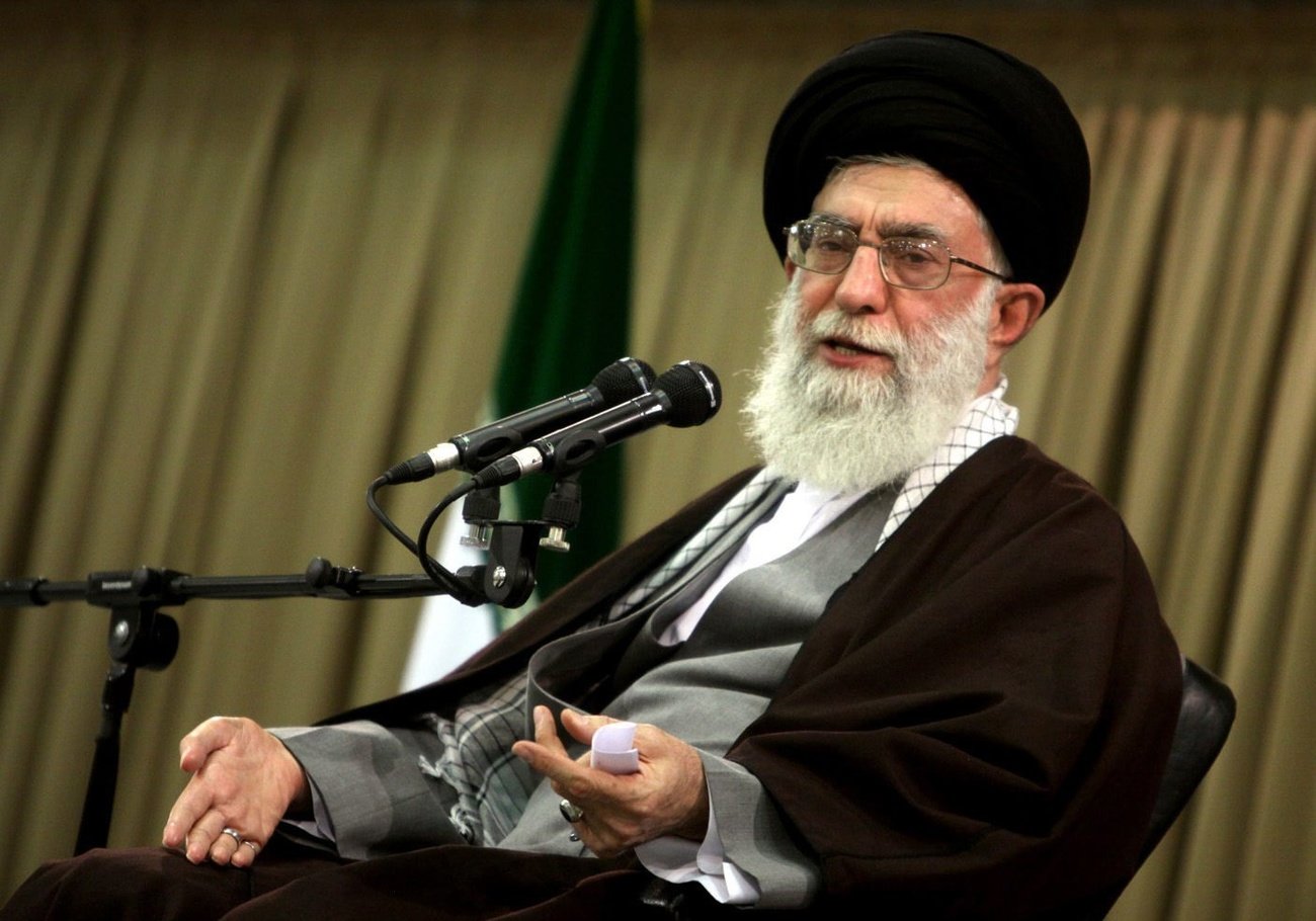 Der Fall ist tief. Noch vor drei Wochen beschimpfte der «oberste Führer» des Irans, Ali Chamenei, den amerikanischen Präsidenten im Fernsehen als Lügner und kündigte zum zigsten Mal die Zerstörung Israels an. Jetzt versteckt er sich in einem Bunker. Die vermeintliche Hegemonialmacht hat sich als Papiertiger entpuppt. Bild: Keystone