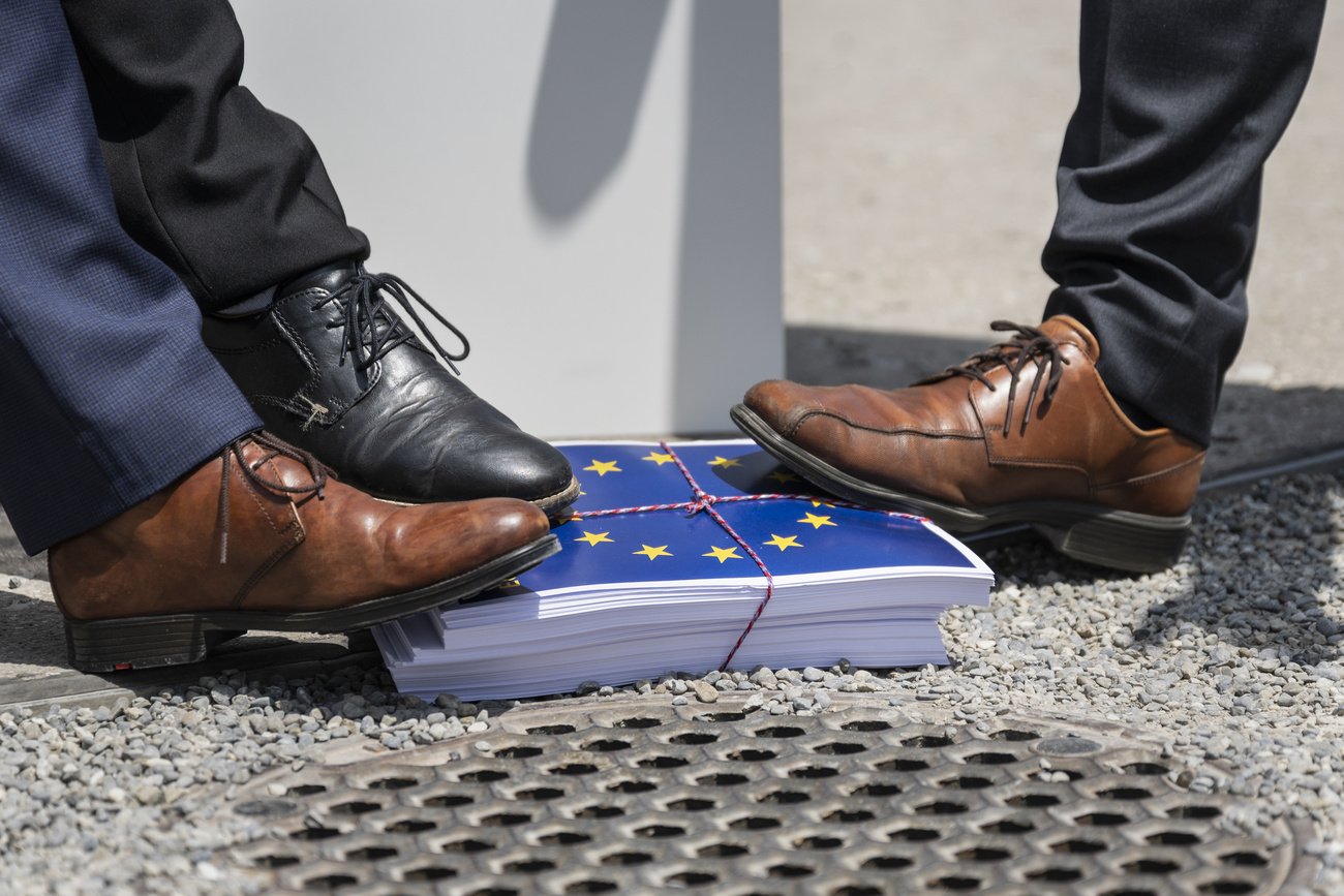 Eine repräsentative Umfrage von «Sotomo» zeigt, dass 45 Prozent der Schweizer Bevölkerung das neue Vertragspaket mit der EU als «Unterwerfungsvertrag» charakterisieren. Symbolbild: Keystone
