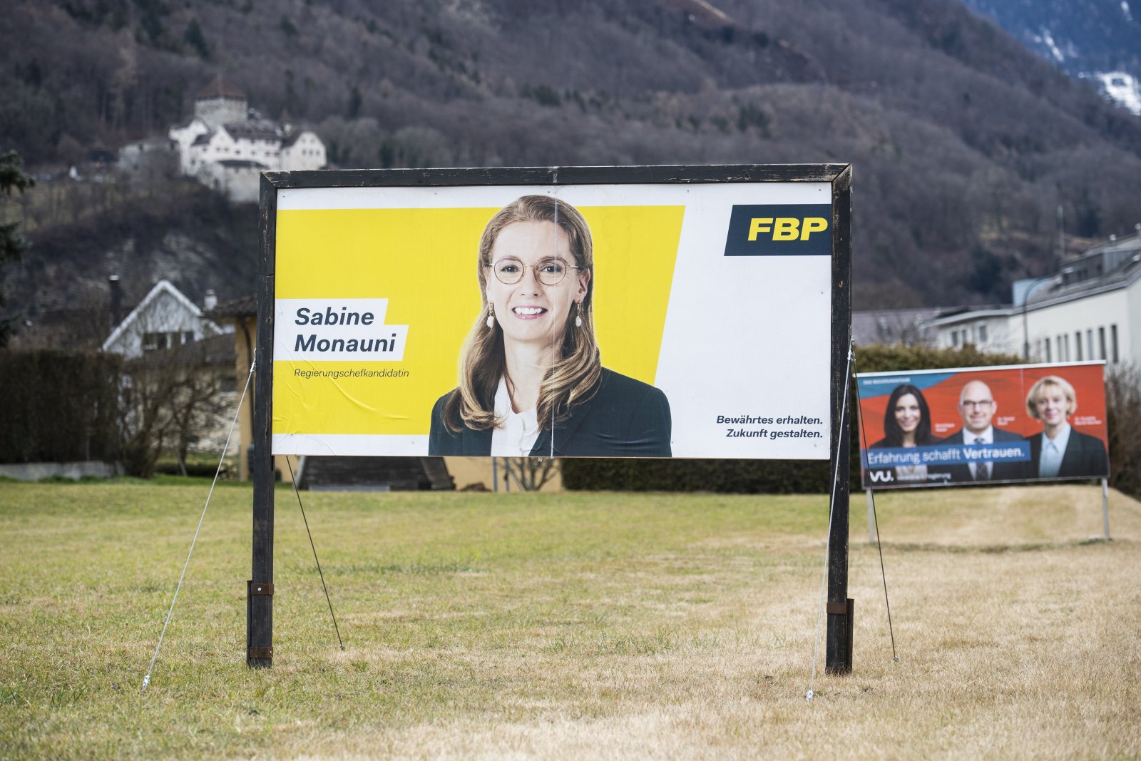Plakate der «Vaterländischen Union» und der «Fortschrittlichen Bürgerpartei vor den letzten Landtagswahlen.. (BIld: Gian Ehrenzeller / Keystone)
