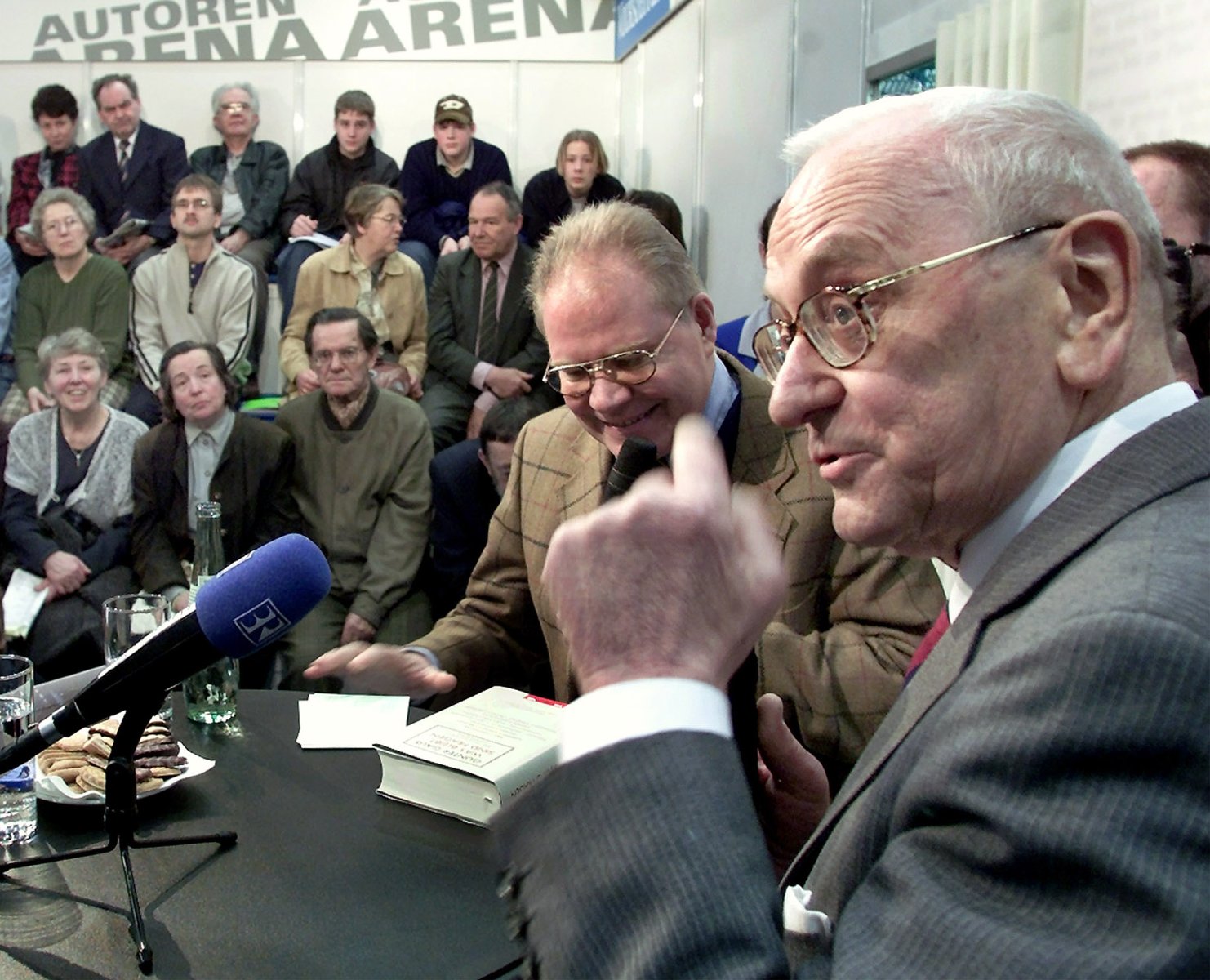 Ein Bild vom 23. Mai 2001 zeigt Günter Gaus (rechts) in der Autoren Arena der Leipziger Buchmesse bei der Vorstellung seines Buches «Was bleibt sind Fragen».  Bild: Keystone