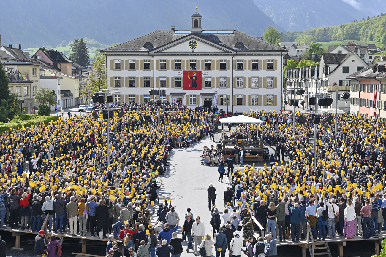 Abstimmung an der Glarner Landsgemeinde. Die Schweiz gehört immer noch den demokratischsten Ländern, zeigt aber auch undemokratische Tendenzen. (Bild: Keystone)