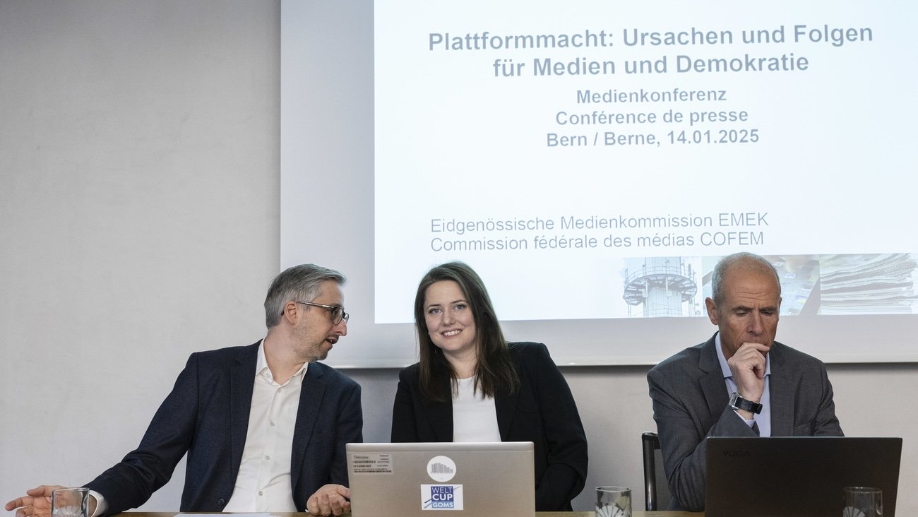 Manuel Puppis, Vizepräsident, Anna Jobin, Präsidentin und Francois Besancon, Vizepräsident von der Eidgenössischen Medienkommission EMEK (v.l.nr.) an der Pressekonferenz zur Plattformmacht, am Dienstag, 14. Januar 2025, in Bern.