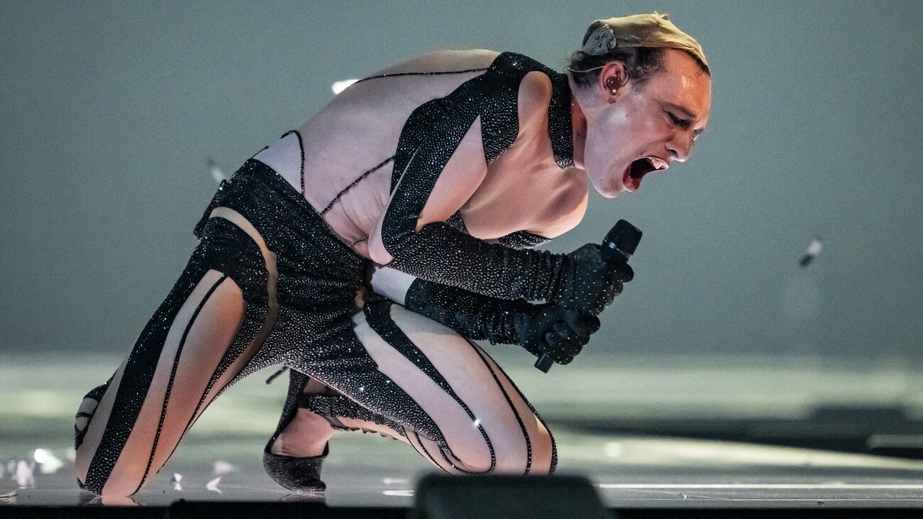 Nemo präsentiert am ESC seinen neuen Song. Bild: Keystone