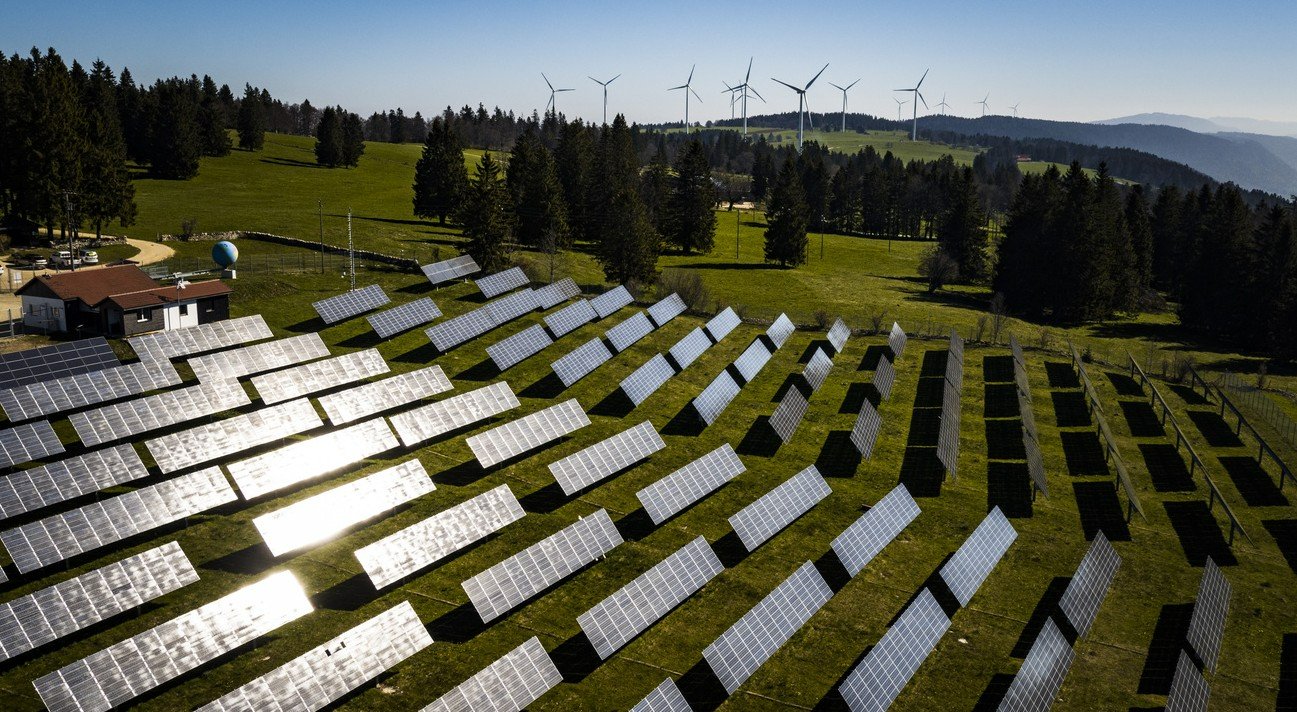 Ein Ersatz der fossilen Energie durch Windstrom, Sonnenstrom und Atomstrom bis 2050 würde die Weltgemeinschaft punkto Material, Produktionsstätten, Arbeitskräften und Finanzen bei weitem überfordern. Bild: Erneuerbare Energieproduktion auf dem Mont Soleil BE. Bild: Keystone