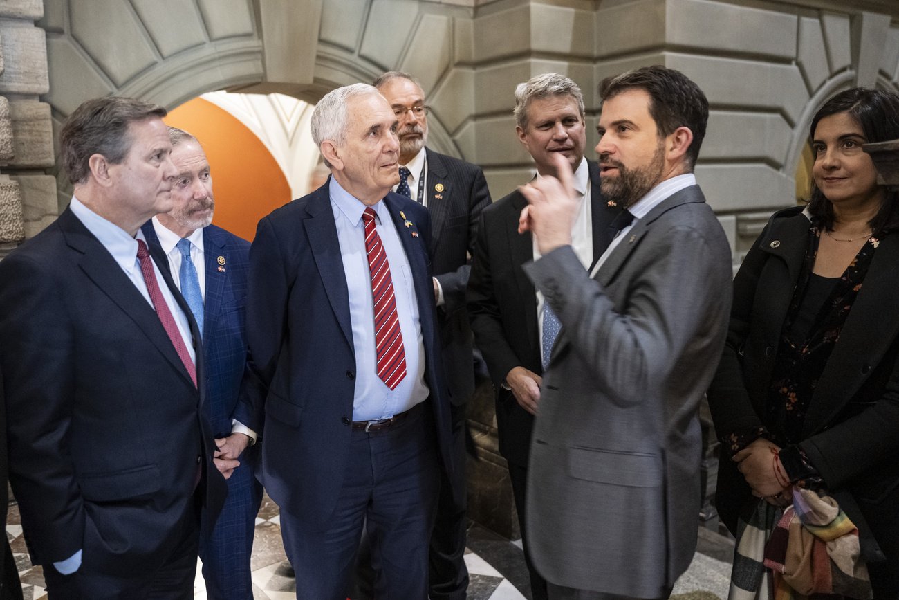Nationalrat Damien Cottier (FDP, NE, zweiter von rechts) zeigt US-Parlamentariern das Bundeshaus. Er ist Präsident der Parlamentarischen Gesellschaft Schweiz‑USA. Bild: Keystone