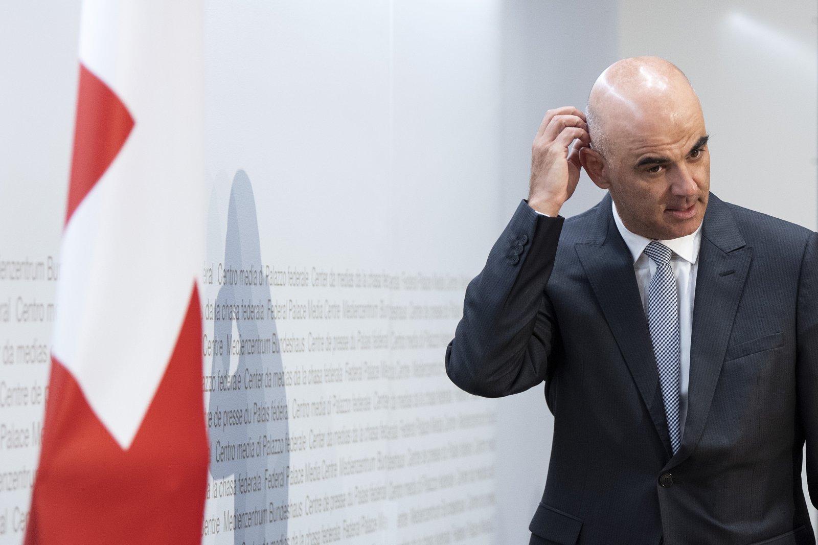Wie kommt er da wohl wieder heraus? Bundesrat Alain Berset machte in den vergangen Monaten mehrer Aussagen, die dem jetzigen Kurs widersprechen. (Bild: Keystone)