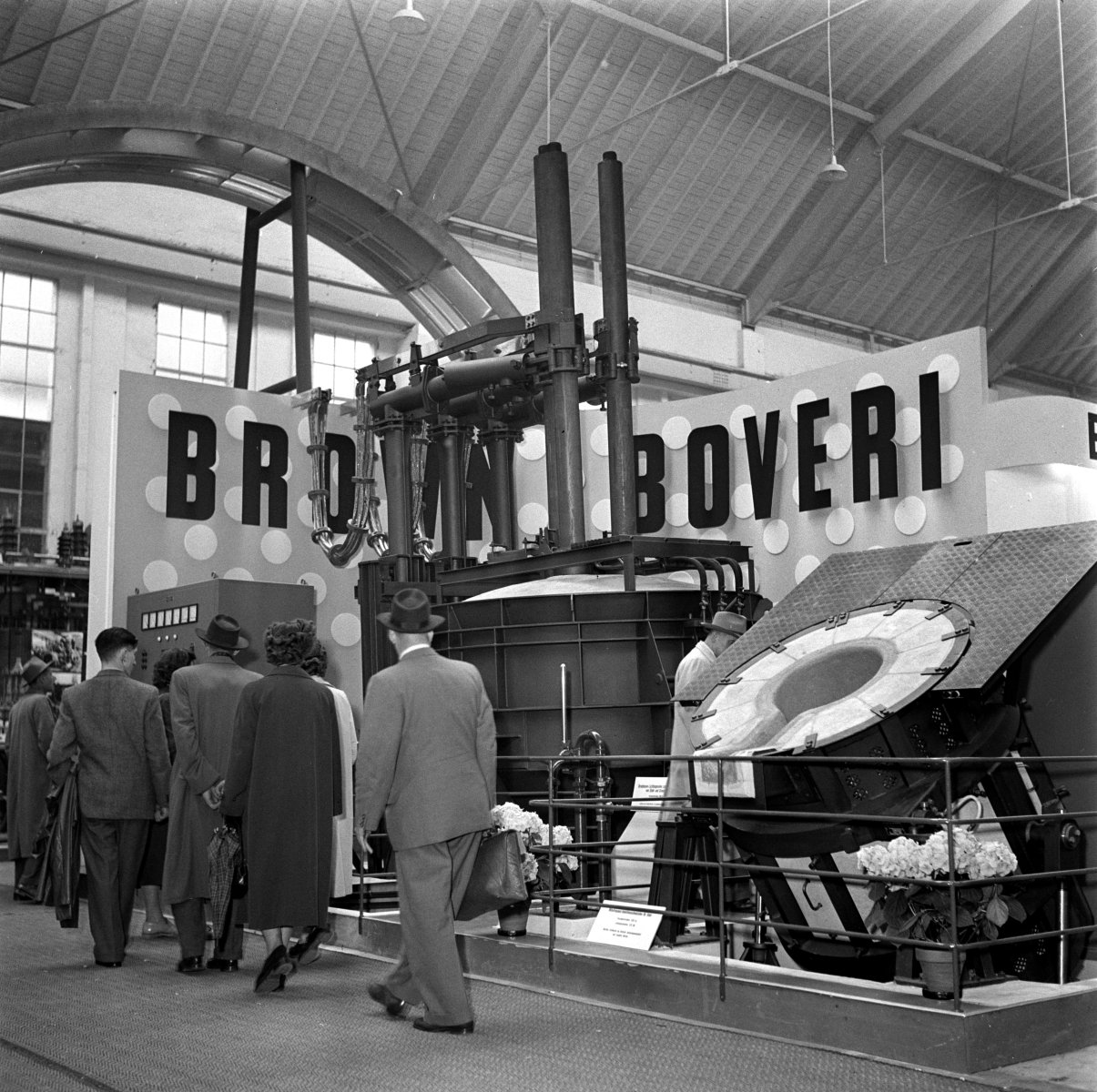 Ausdruck der Dynamik der Wirtschaft, die das Neue verdrängt: Ein Dreiphasen-Lichtbogen Schmelzofen der Firma Brown Boveri, an der Basler Mustermesse, die inzwischen auch nicht mehr existiert. Bild: Keystone