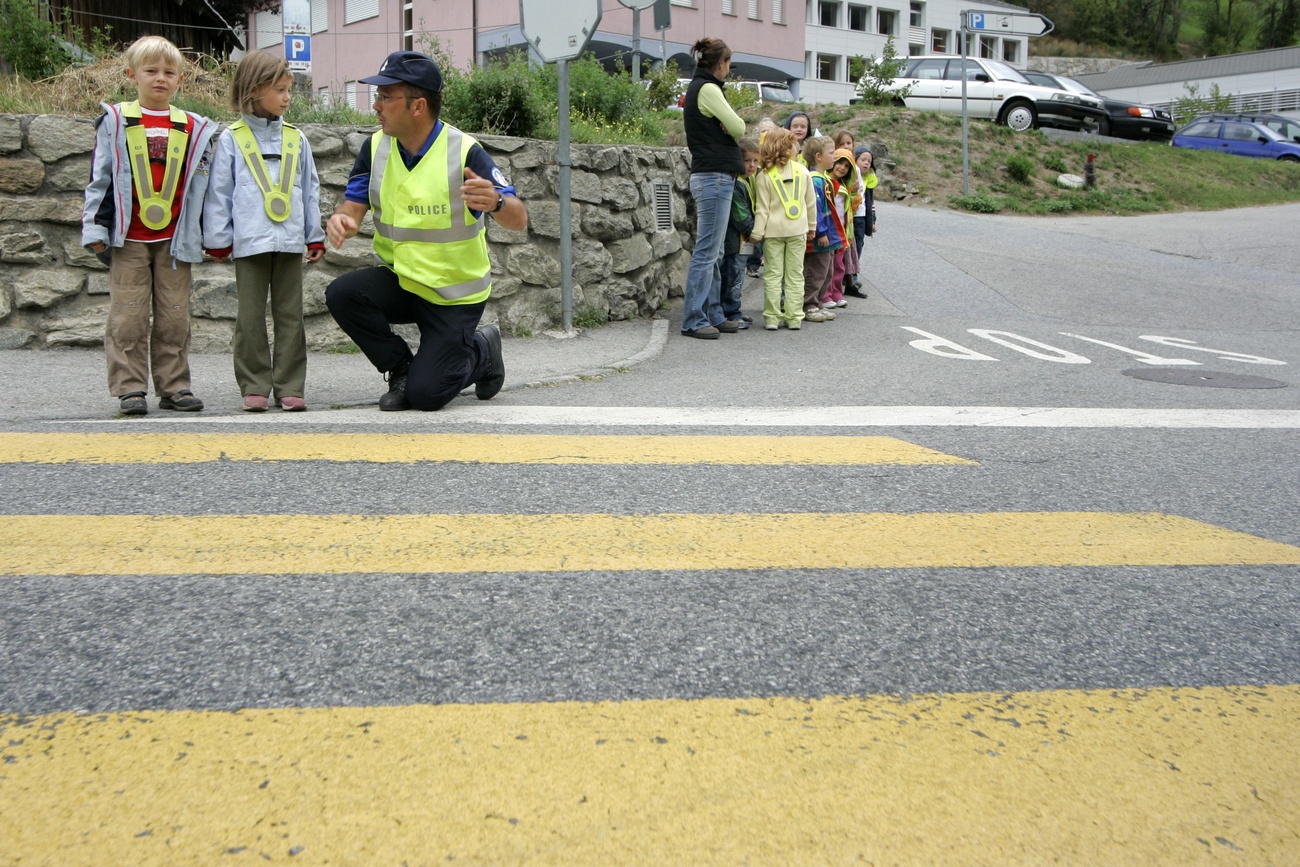 Ein Polizist erklärt den Kindergärtner, was ein Fussgängerstreifen ist. In Dübendorf könnte man auch im Tiefbauamt Nachhilfe brauchen. (Bild: Keystone)