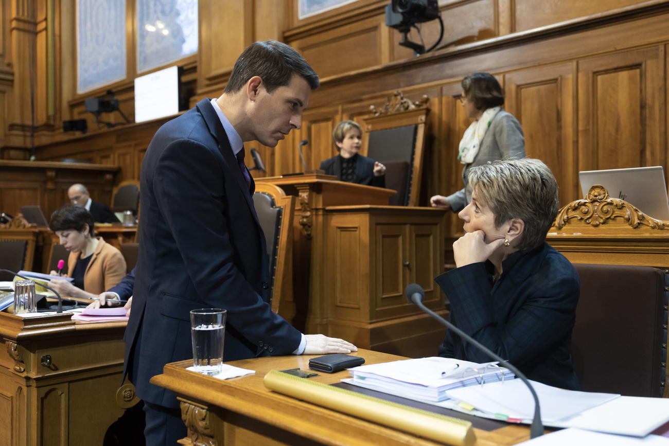 Was nun, Thierry Burkart? Der FDP-Präsident und die freisinnige Bundesrätin Karin Keller-Sutter sprechen sich im Parlament ab. (Bild: Keystone)