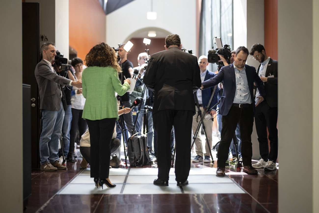 Laurent Wehrli, FDP-Nationalrat aus dem Kanton Waadt und Präsident der Aussenpolitischen Kommission des Nationalrats, mit Vizepräsidentin Sibel Arslan, Nationalrätin der Grünen aus Basel-Stadt, vor den Medien. Bild: Keystone