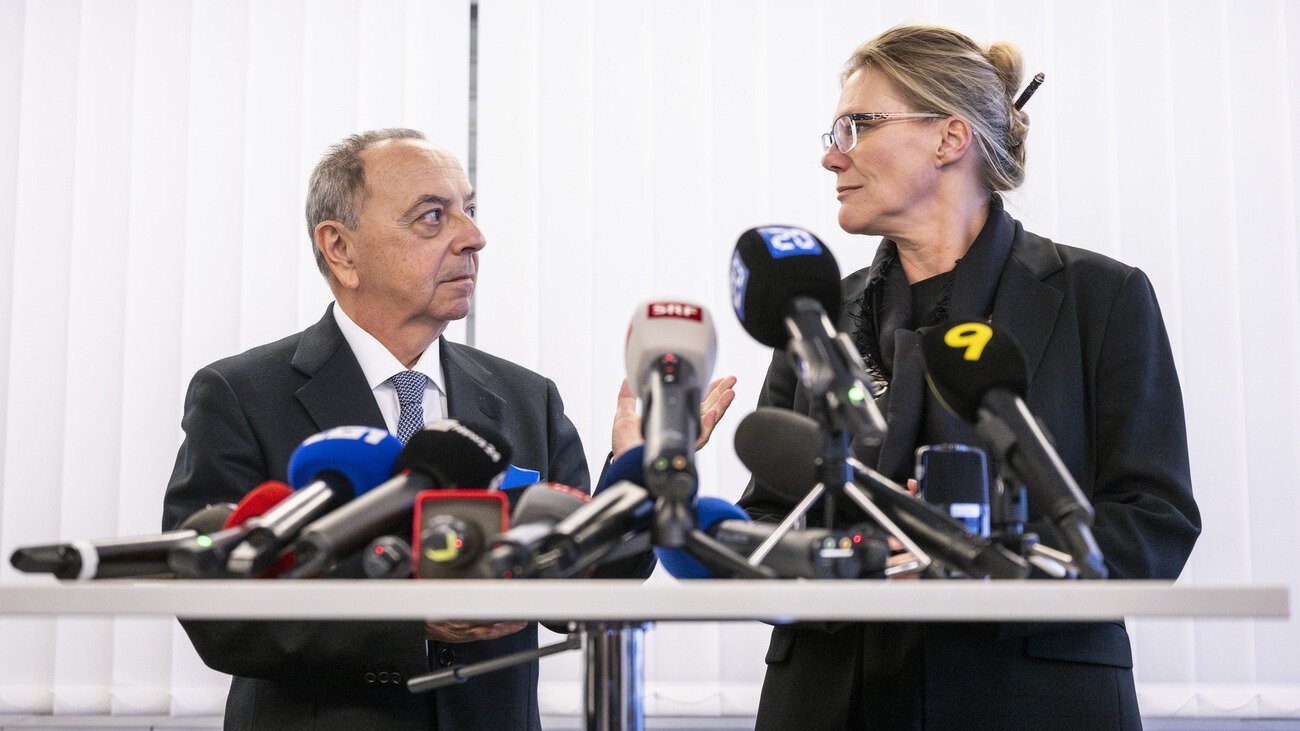 Die Walliser Generalstaatsanwältin Beatrice Pilloud und ihr italienisches Pendant Francesco Lo Voi traten im Rahmen der Ermittlungen zu Crans-Montana vor die Medien. Bild: Keystone