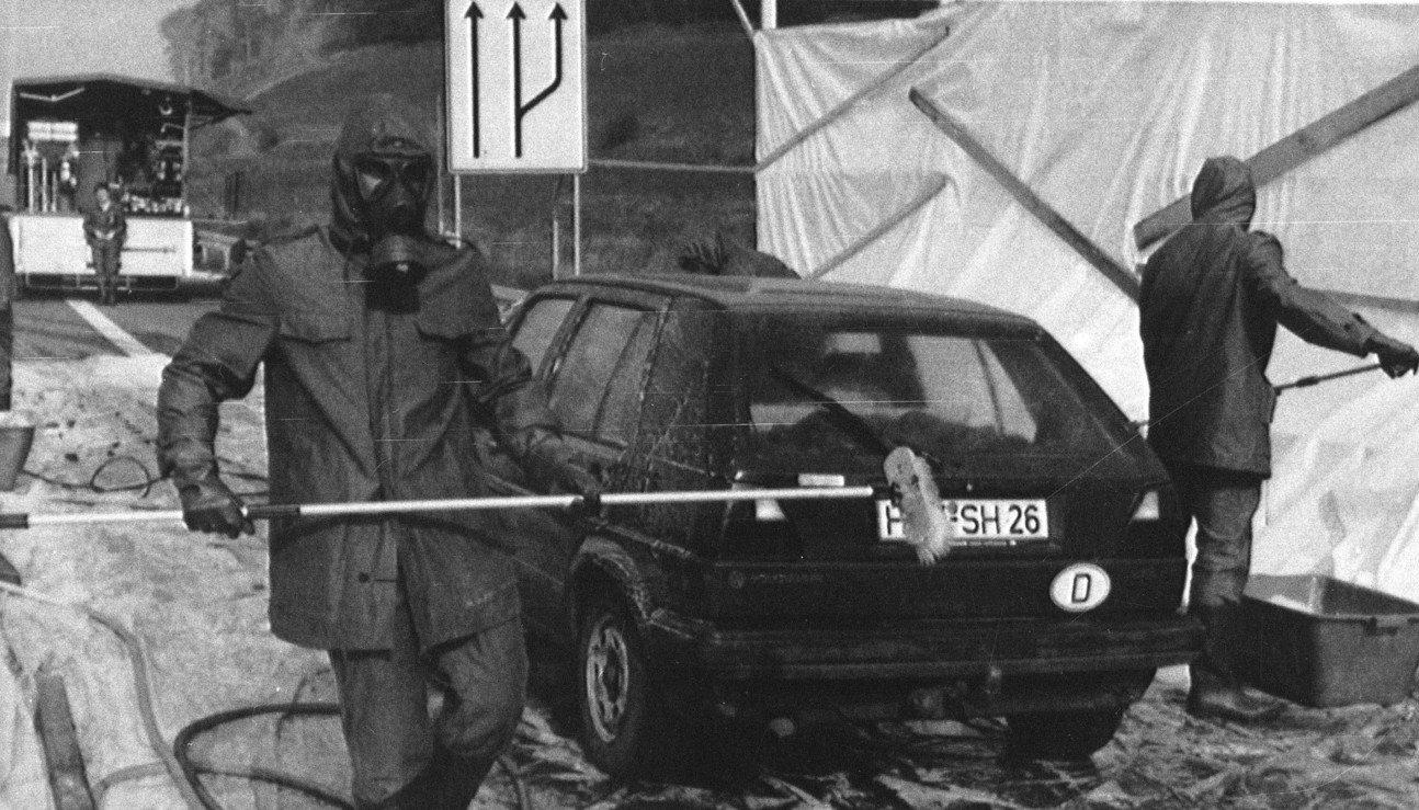 An der deutschen Grenze wird ein aus Polen kommendes Auto dekontaminiert, Mai 1986. Bild: Keystone