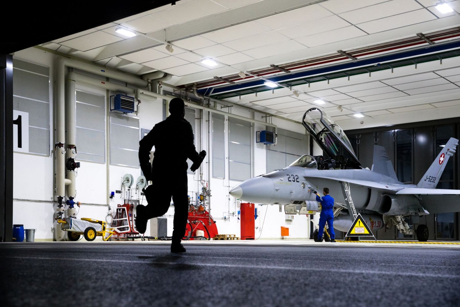 «Für den Luftpolizeidienst genügen 20 Jets»: Eine Hornet wird Startbereit gemacht. Bild: VBS