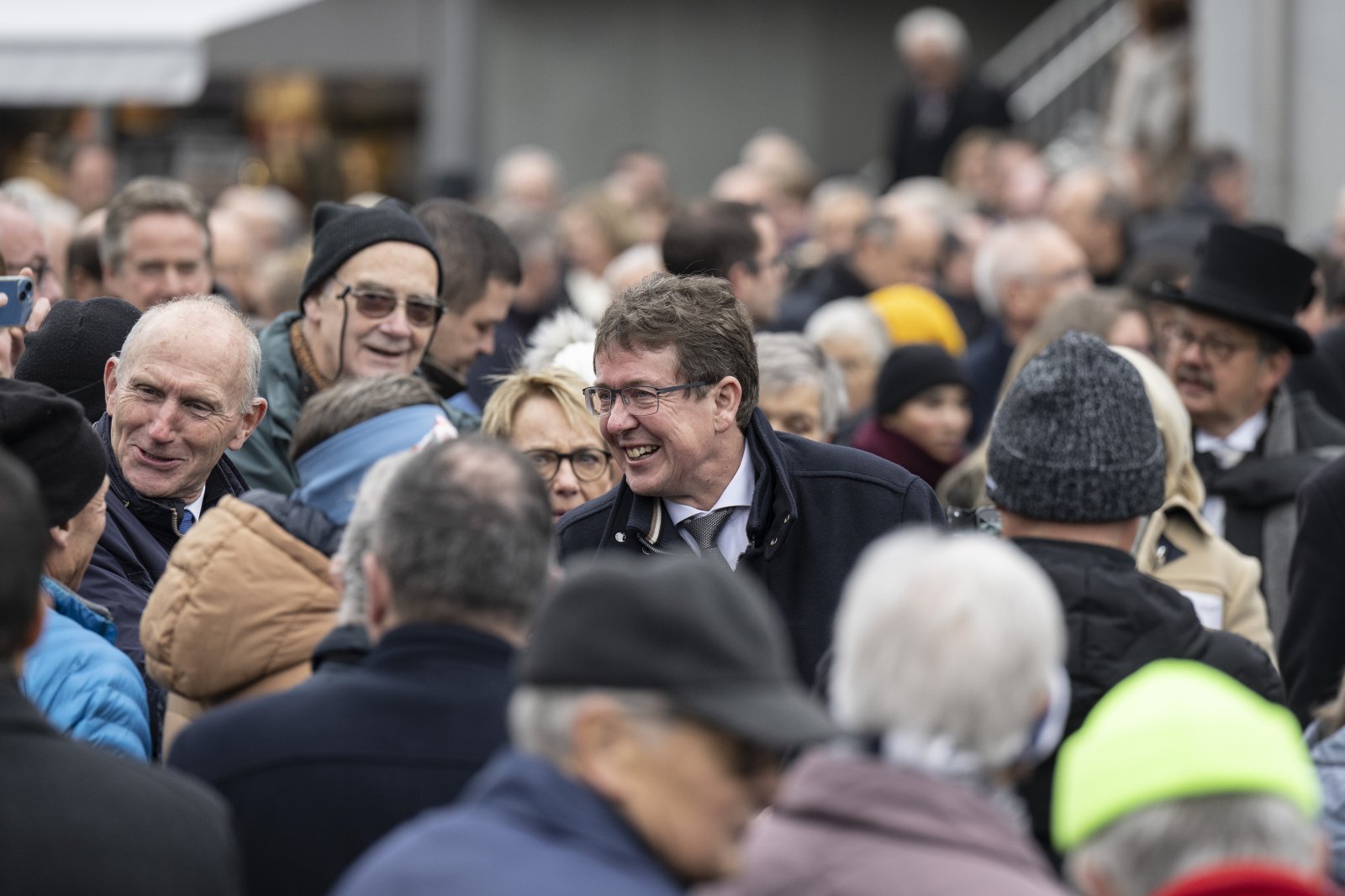 Bundesrat Albert Rösti in der Volksmenge in Kandersteg. (Bild: Keystone/Peter Schneider)