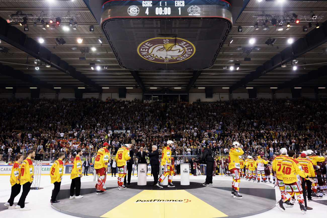 Besiegt: Der EHC Biel nimmt die Medaillen entgegen nachdem man im entscheidenden siebten Spiel gegen Genf-Servette verloren hatte. (Bild: Keystone)