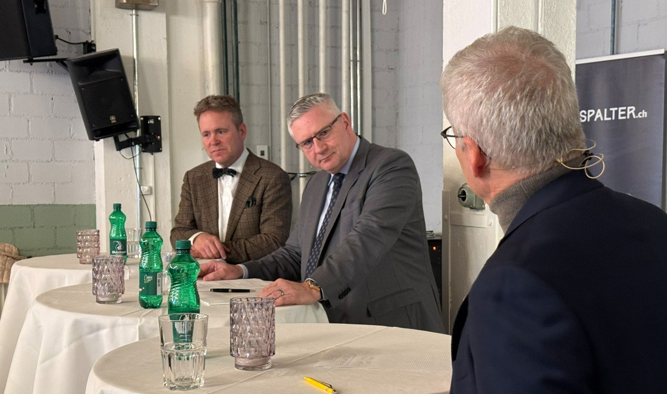 «Es geht um die Existenz der Schweiz»: Andreas Glarner (in der Mitte) diskutiert mit Dominik Feusi (links) und Markus Somm über die EU-Verträge. Bild: Christian Keller