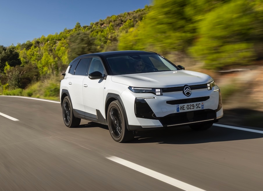 Der neue Citroën C5 Aircross ist gegenüber dem Vorgänger deutlich gewachsen und misst jetzt 4,65 Meter in der Länge. Als Antrieb gibt es Mildhybrid, Plug-in oder Elektro.