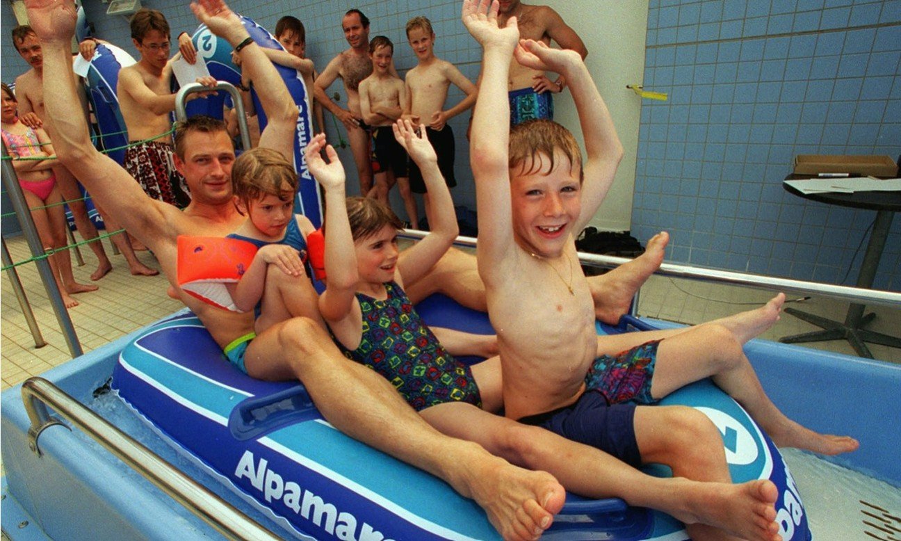 Was man hier nicht alles gemeinsam erlebt! Bobrutsche im Alpamare. Bild: Keystone