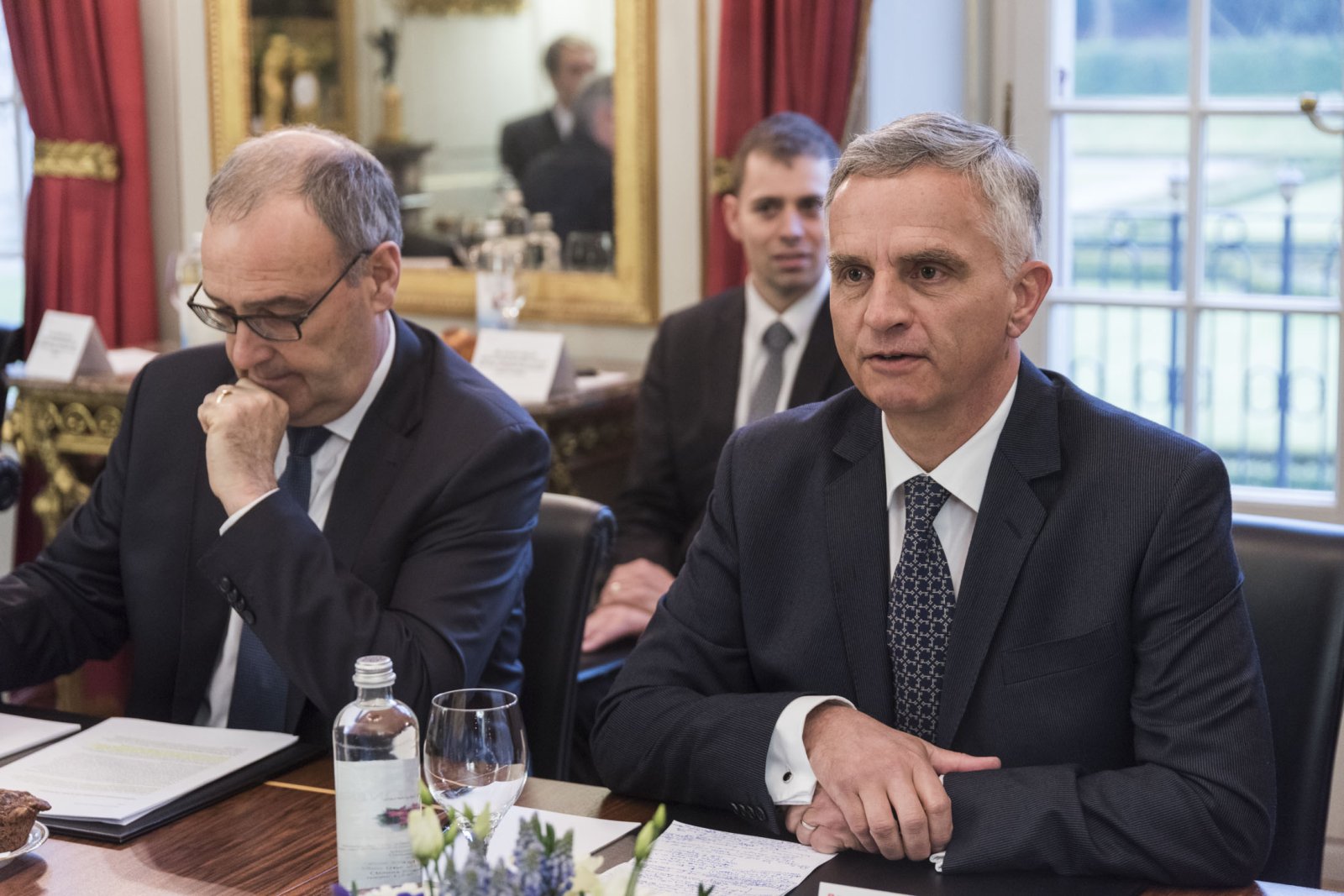 Guy Parmelin (links) 2017 mit dem damaligen Bundesrat Didier Burkhalter, verantwortlich für das Verhandlungsmandat der Schweiz mit der EU.  (Bild: Nato)