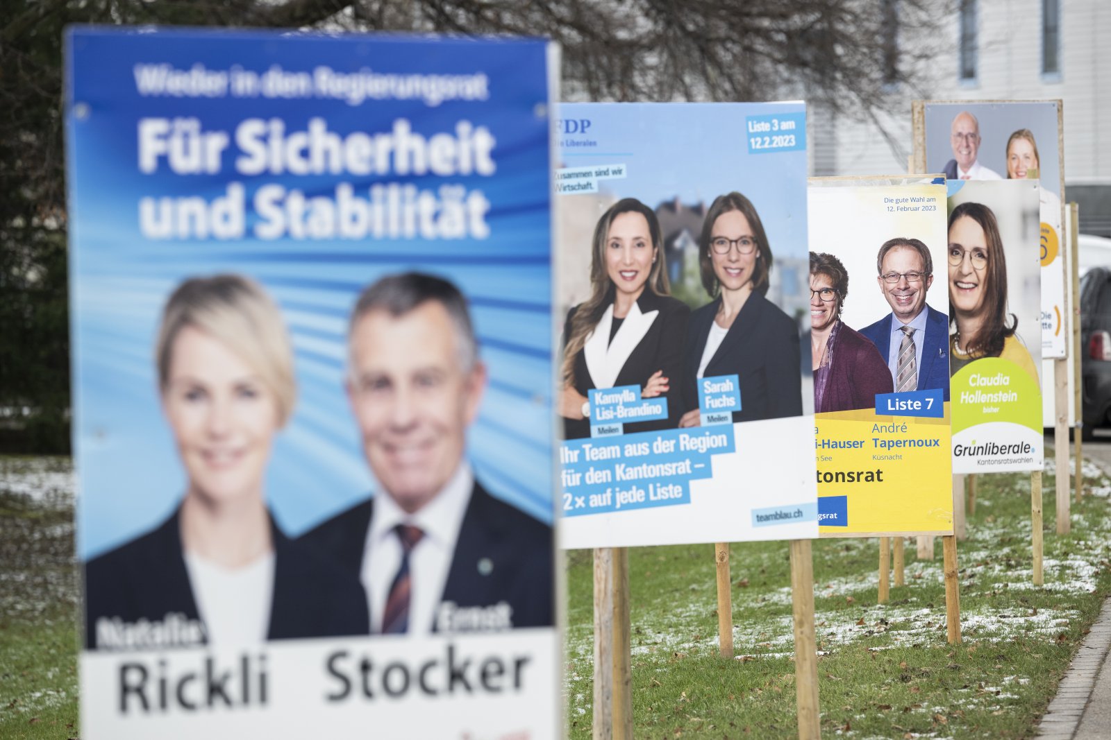 Pannen bei den Wahlen in Zürich: Die richtigen Plakate hängen – aber in vier Gemeinden wurden die falschen Wahlzettel verschickt. (Bild: Keytone)
