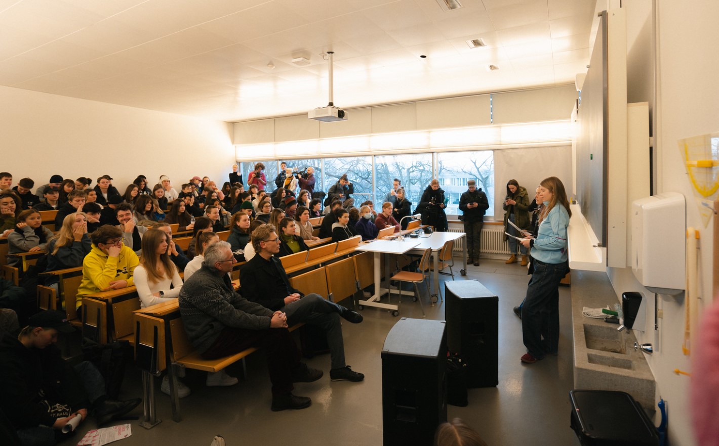 Andächtiges Zuhören: die Lehrer an vorderster Front dabei. Bild: Flickr