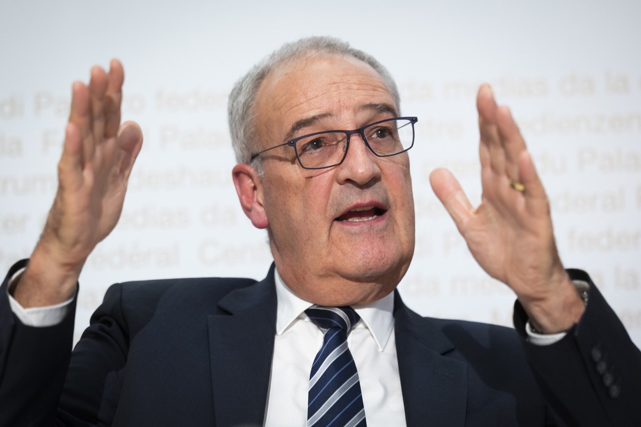 Abtreten, wenn es am schönsten ist? Ein gar nicht amtsmüder Guy Parmelin referiert am Mittwoch vor den Medien zur Landwirtschaftspolitik. Bild: Keystone