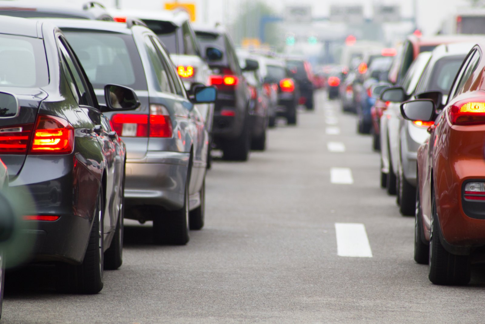 Die Bremslichter leuchten, stockender Verkehr entwickelt sich zum Stau.