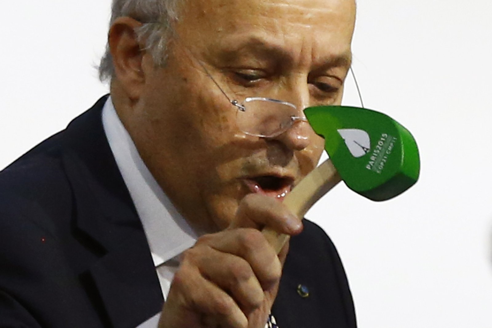 Der französische Aussenminister Laurent Fabius signalisiert an der Pariser Konferenz 2015 die Annahme des Klimaabkommens mit einem Hammer. Bild: Keystone
