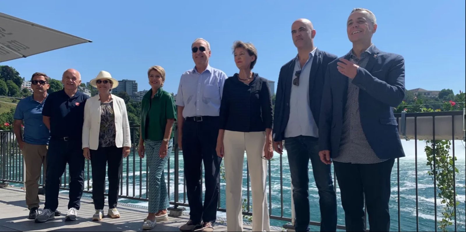 Der Bundesrat des Jahres 2022 vor dem Rheinfall.