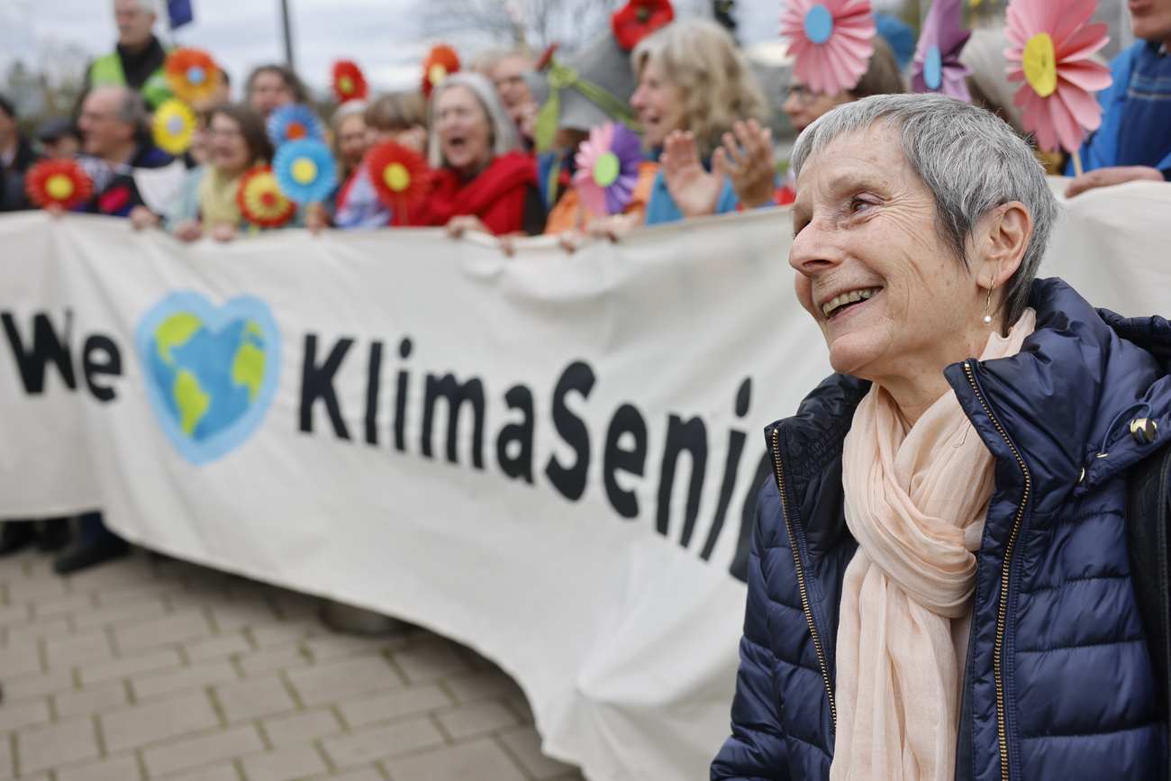 Vor dem Europäischen Gerichtshof für Menschenrechte: Anne Mahrer, Co-Präsidentin der Klimaseniorinnen, am 29. März in Strassburg bei ihren Kolleginnen. Bild: Keystone
