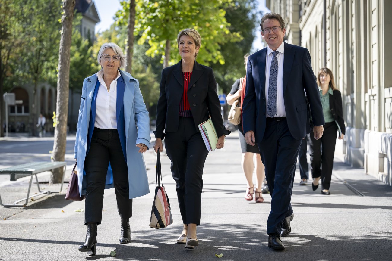 Das Spartrio des Bundesrates: Elisabeth Baume-Schneider, Karin Keller-Sutter und Albert Rösti auf dem Weg zur Medienkonferenz zum Entlastungsprogramm des Bundesrates. Bild: Keystone