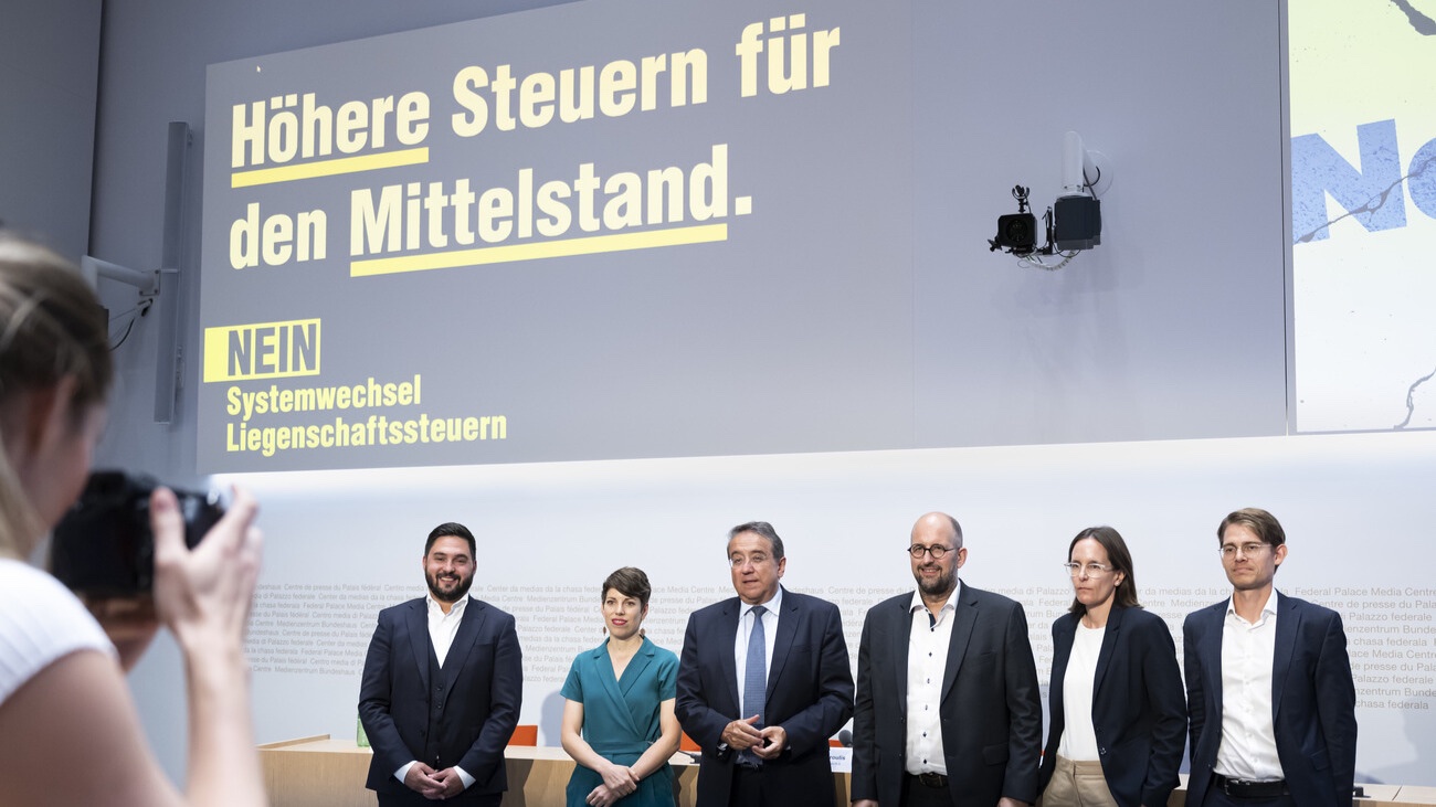 Befürchten fehlende Renovationen: Die Gegner der Abschaffung des Eigenmietwerts in Bern. Bild: Keystone