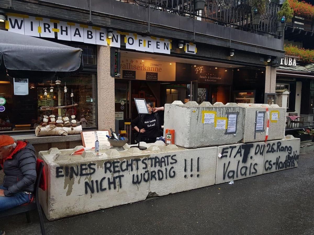 Der Betonblockwall in Zermatt. Die Sprüche sind inzwischen überpinselt worden.