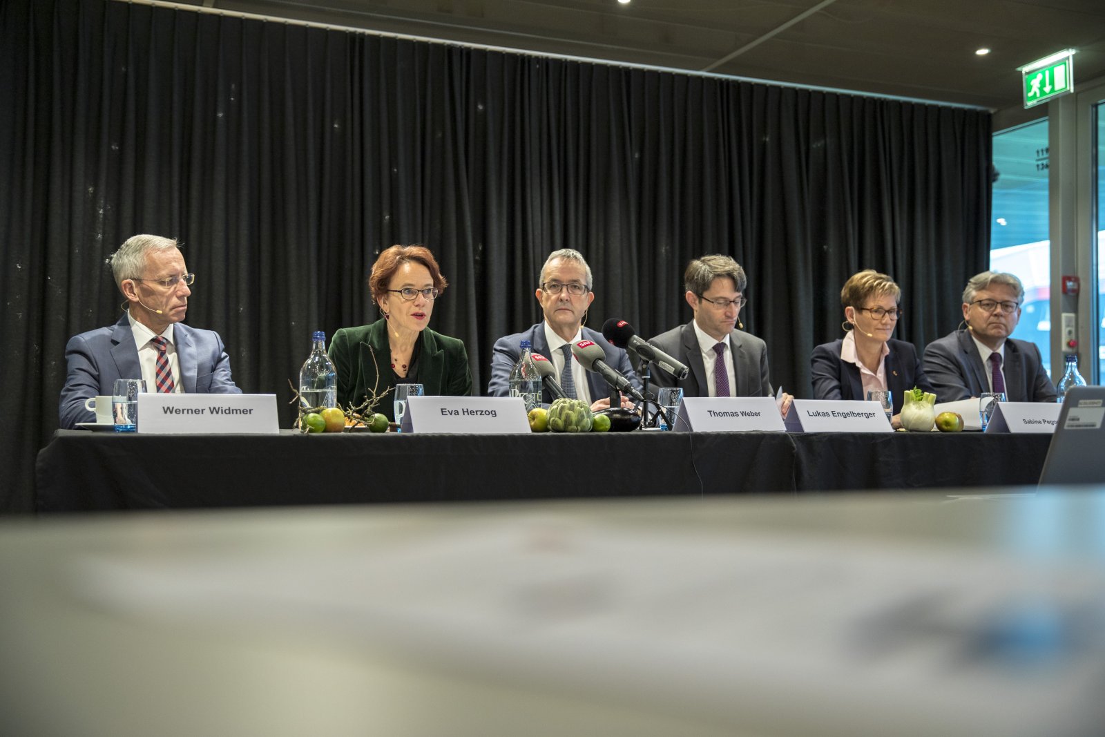 Gut vernetzt mit den Akteuren im Schweizer Gesundheitssystem:  Werner Widmer (links) an einer Medienkonferenz zur gemeinsamen Gesundheitsregion beider Basel im Februar 2018. Bild: Keystone